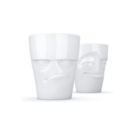 Deux tasses blanches sans anse vues de trois-quarts, l’une avec une expression grognon, l’autre malicieuse.