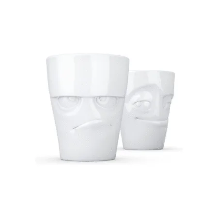 Deux tasses blanches sans anse vues de trois-quarts, l’une avec une expression grognon, l’autre malicieuse.