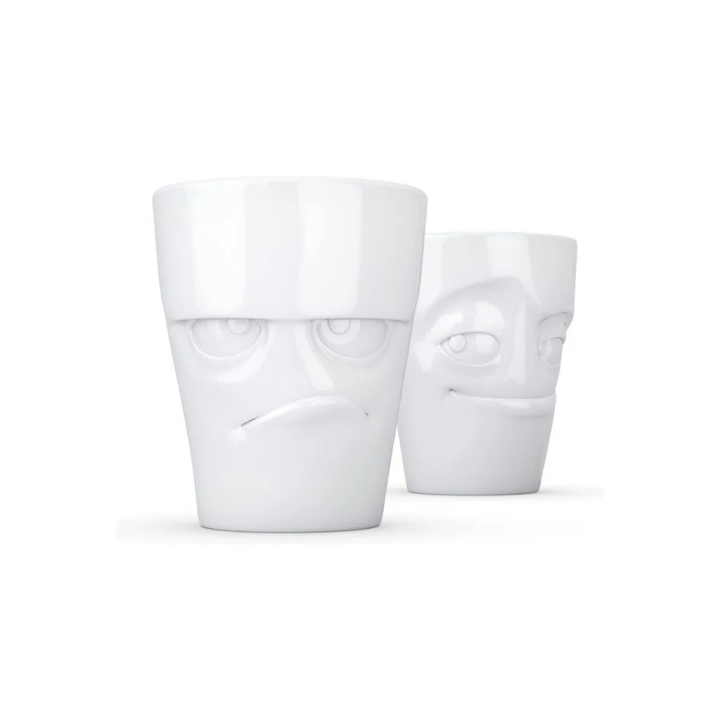 Deux tasses blanches sans anse vues de trois-quarts, l’une avec une expression grognon, l’autre malicieuse.