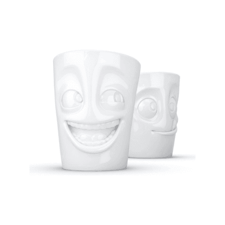 Set de deux mugs sans anse avec un visage hilare et un autre à l’expression gourmande, posés côte à côte.