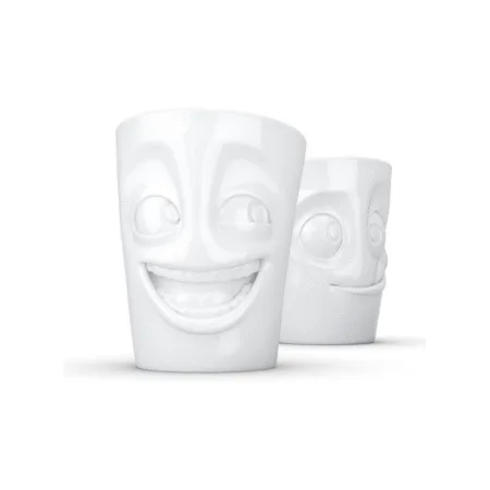 Set de deux mugs sans anse avec un visage hilare et un autre à l’expression gourmande, posés côte à côte.