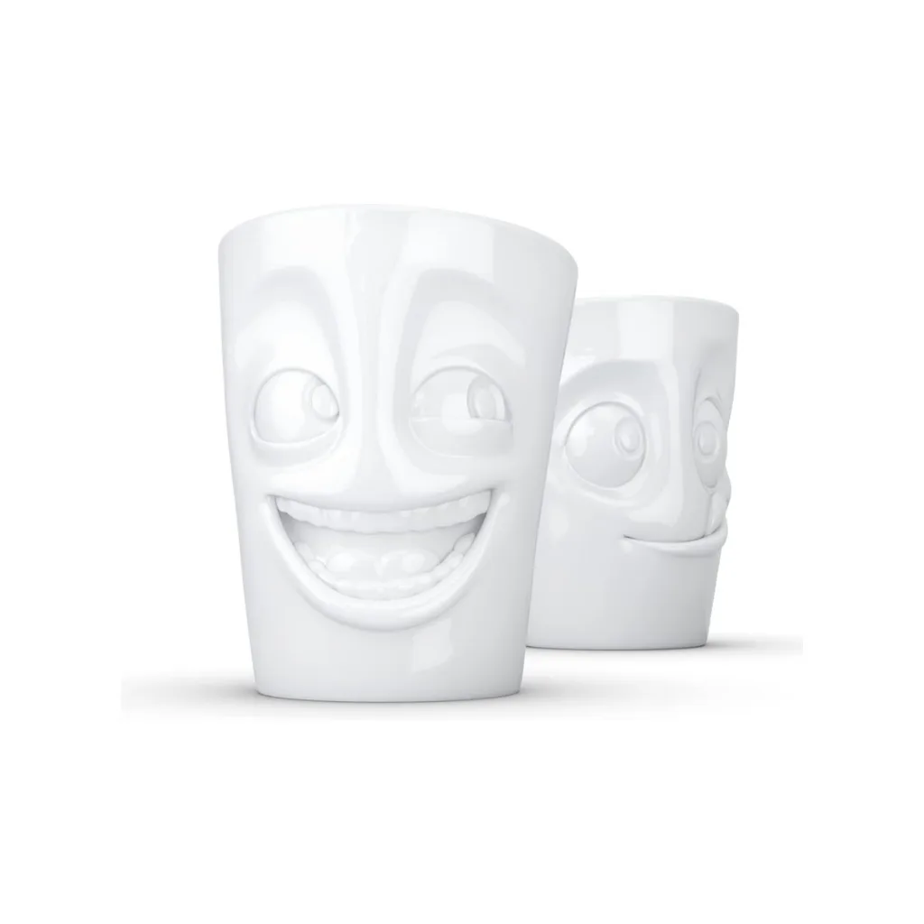 Set de deux mugs sans anse avec un visage hilare et un autre à l’expression gourmande, posés côte à côte.