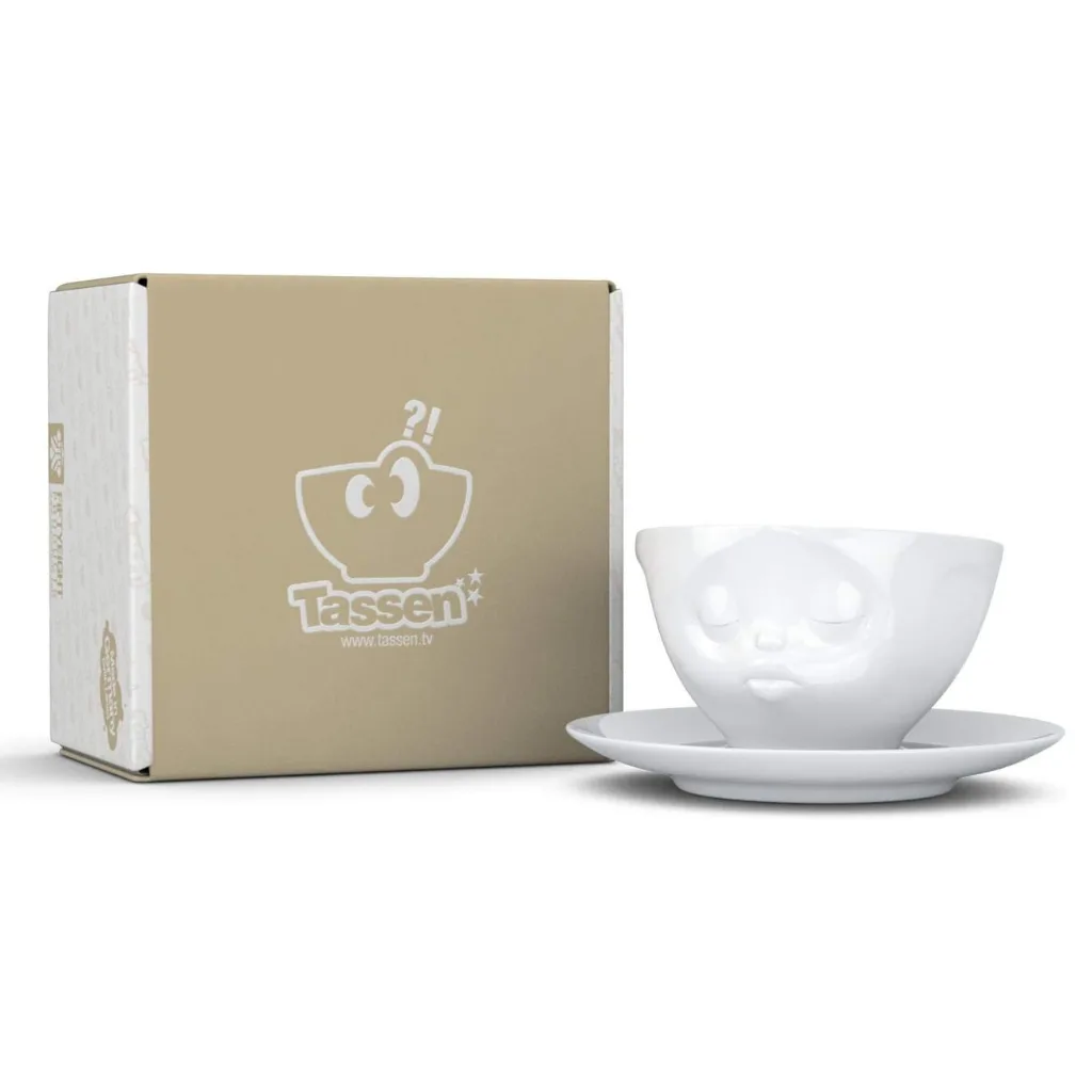 Tasse à thé avec anse, expression affectueuse et bouche en avant