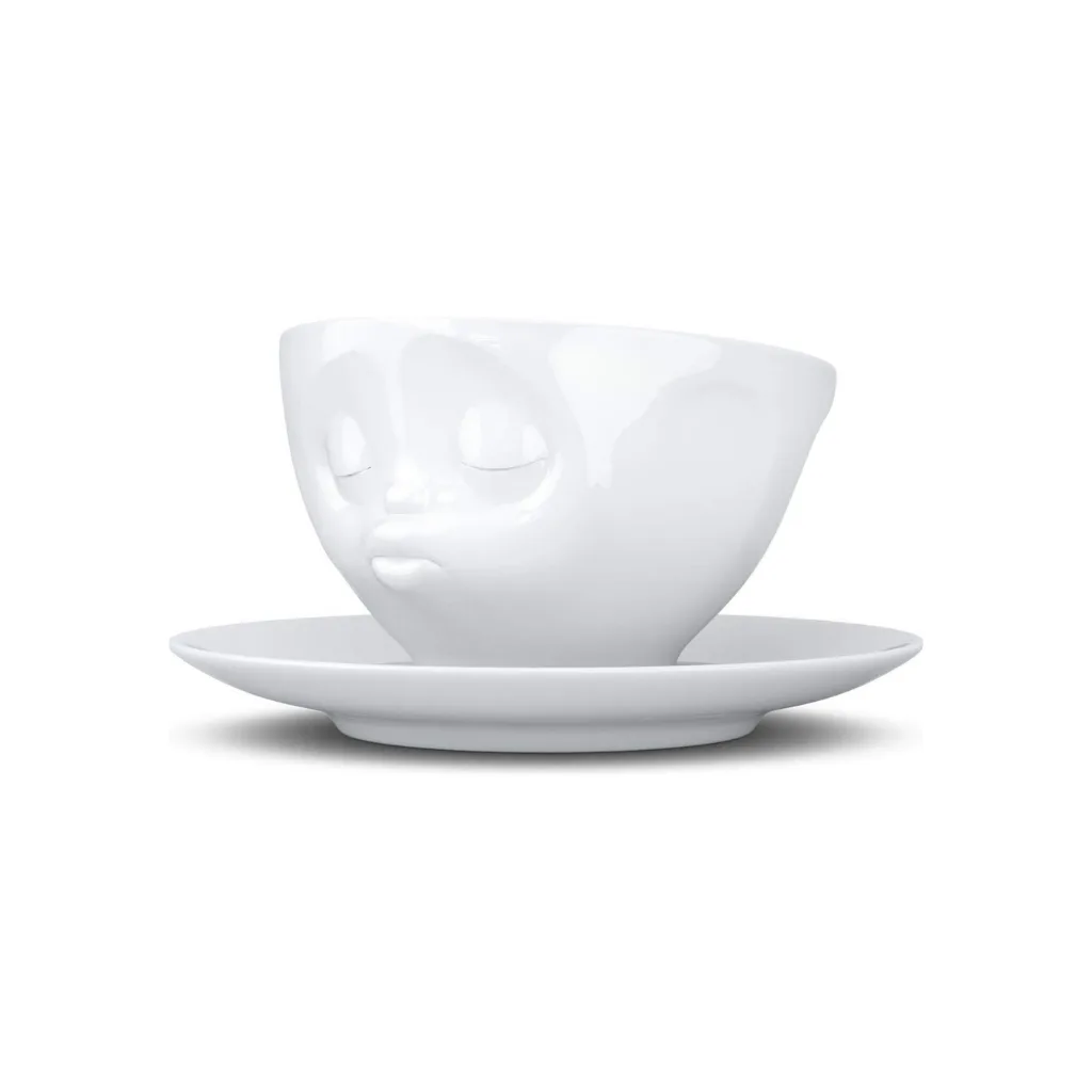 Tasse à thé avec anse, visage expressif et bouche en avant, vue en angle.