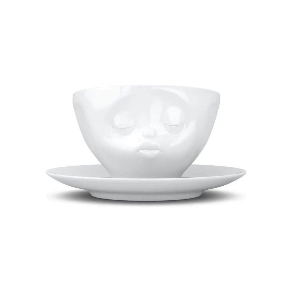 Tasse à thé avec anse et expression douce, bouche en forme de bisou, vue de face.
