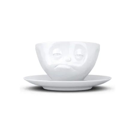 Tasse à thé en céramique avec expression de fatigue, vue de face