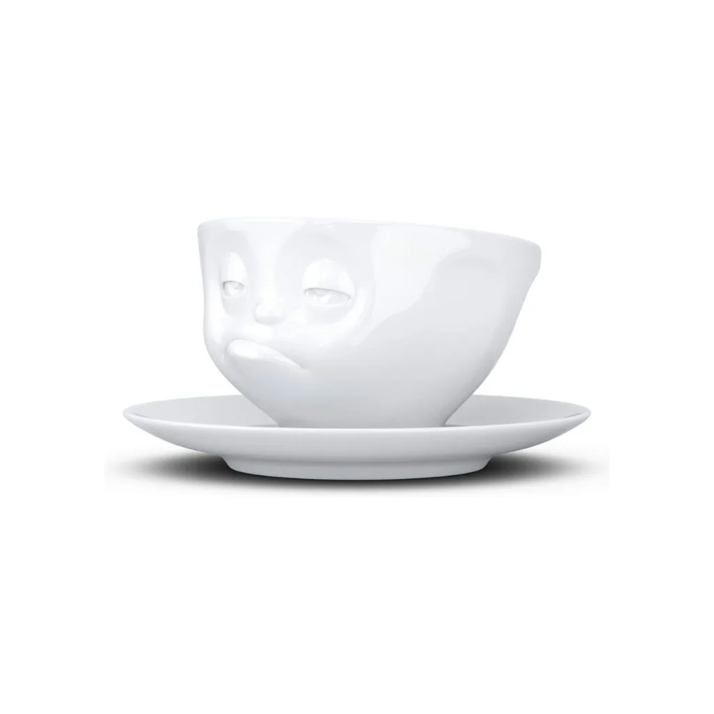 Tasse à thé expressive avec visage endormi, vue de trois-quarts