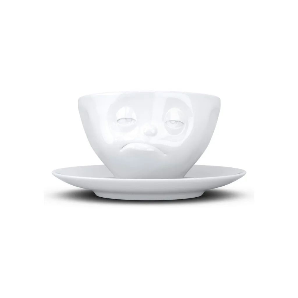 Tasse à thé en céramique avec expression de fatigue, vue de face