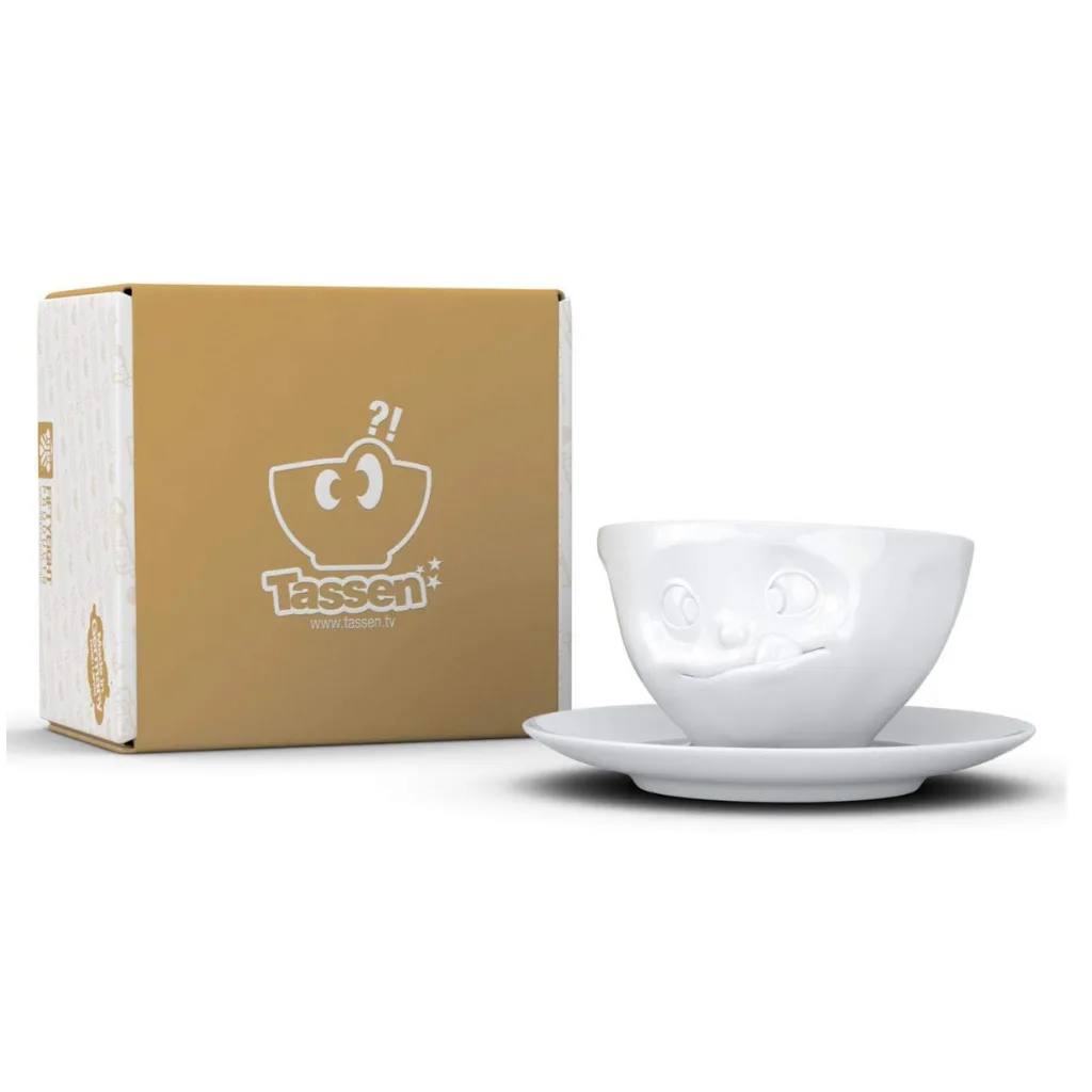 Tasse à thé vue du dessus avec expression faciale tirant la langue