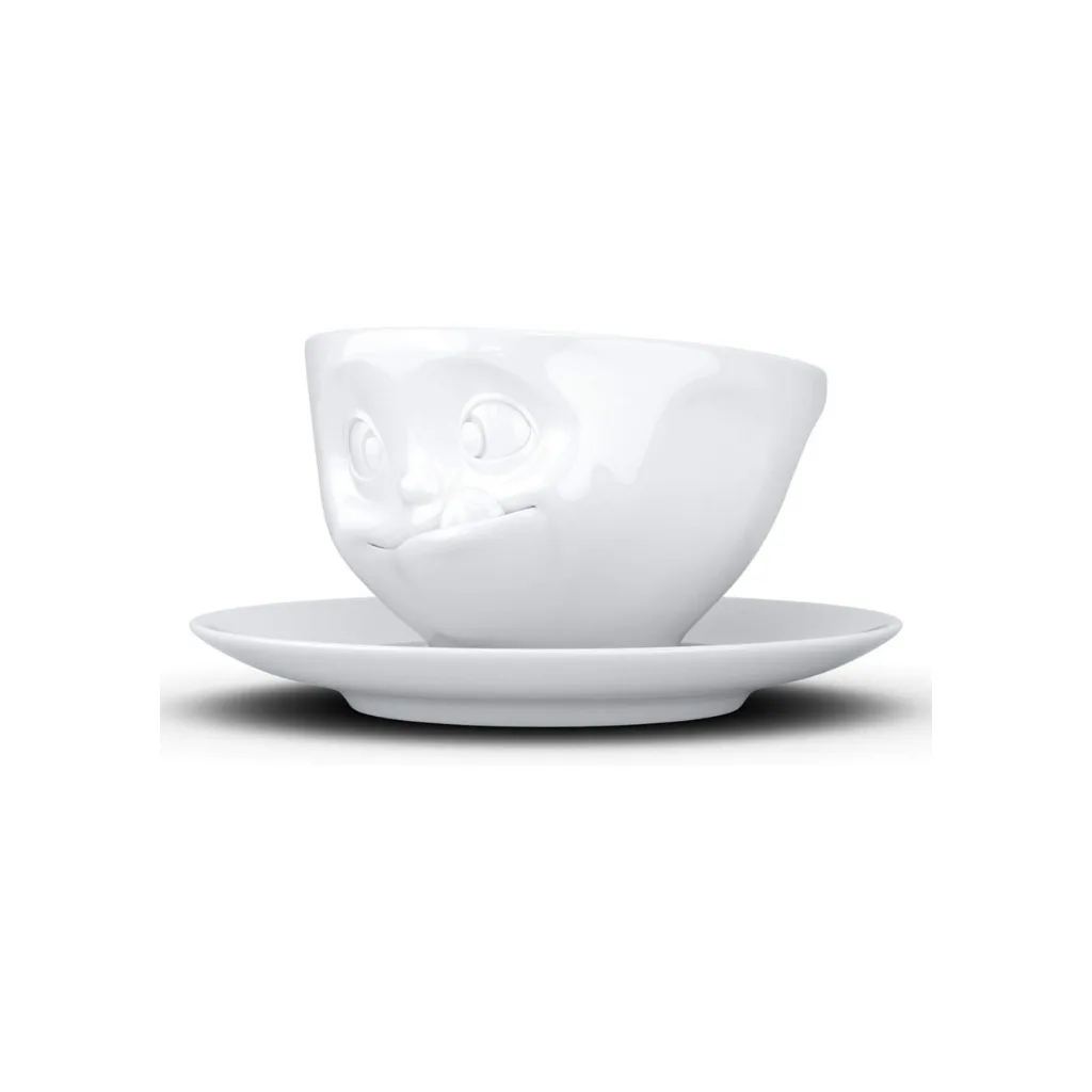 Tasse à thé expressive avec langue sortie, vue de trois-quarts
