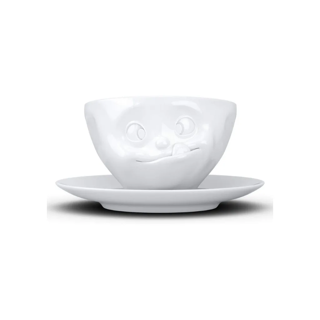 Tasse à thé avec visage tirant la langue, expression gourmande, vue de face
