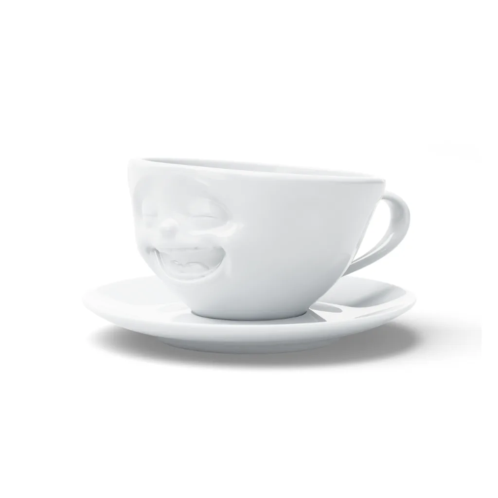 Tasse à thé expressive, sourire éclatant, vue de trois-quarts