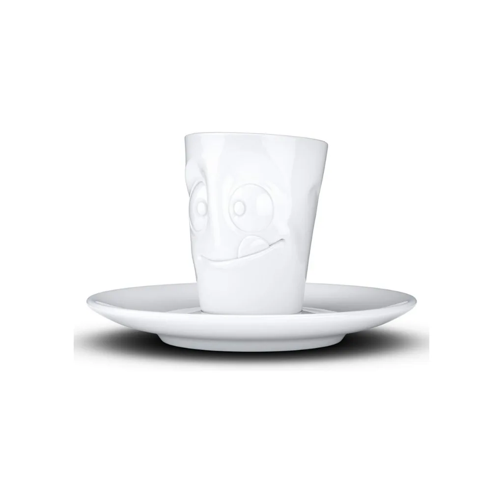 Tasse à expresso expressive, langue sortie, vue de trois-quarts