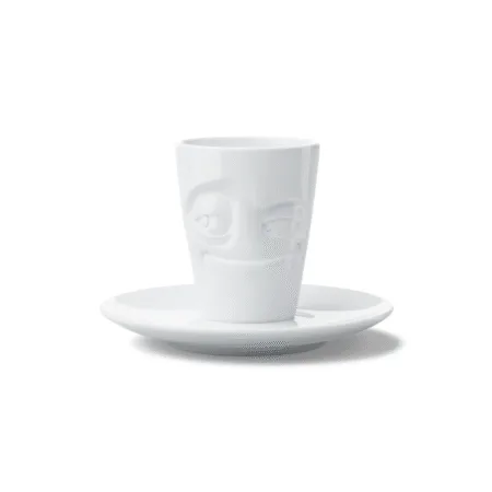 Tasse à expresso avec expression malicieuse, vue de face