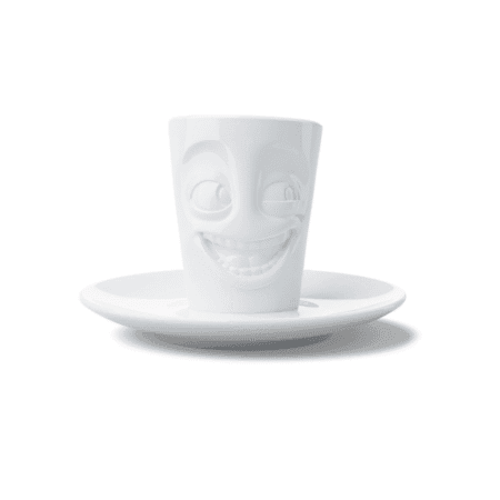 Tasse à expresso avec expression rieuse, vue de face