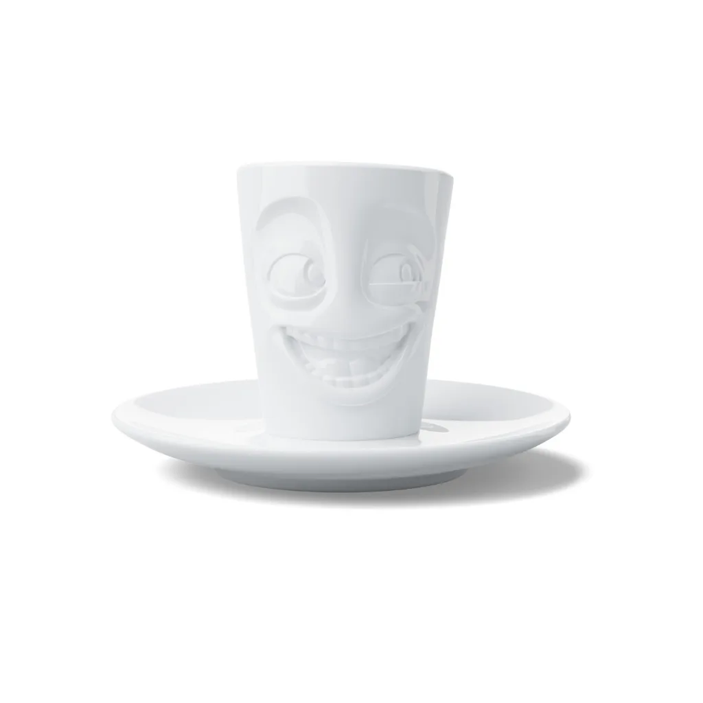 Tasse à expresso avec expression rieuse, vue de face