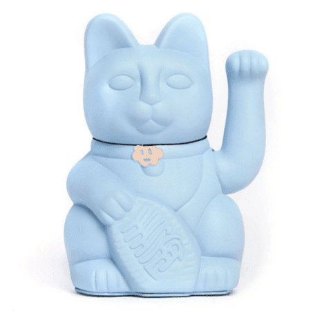 Chat bleu ciel avec patte mobile pour réussite
