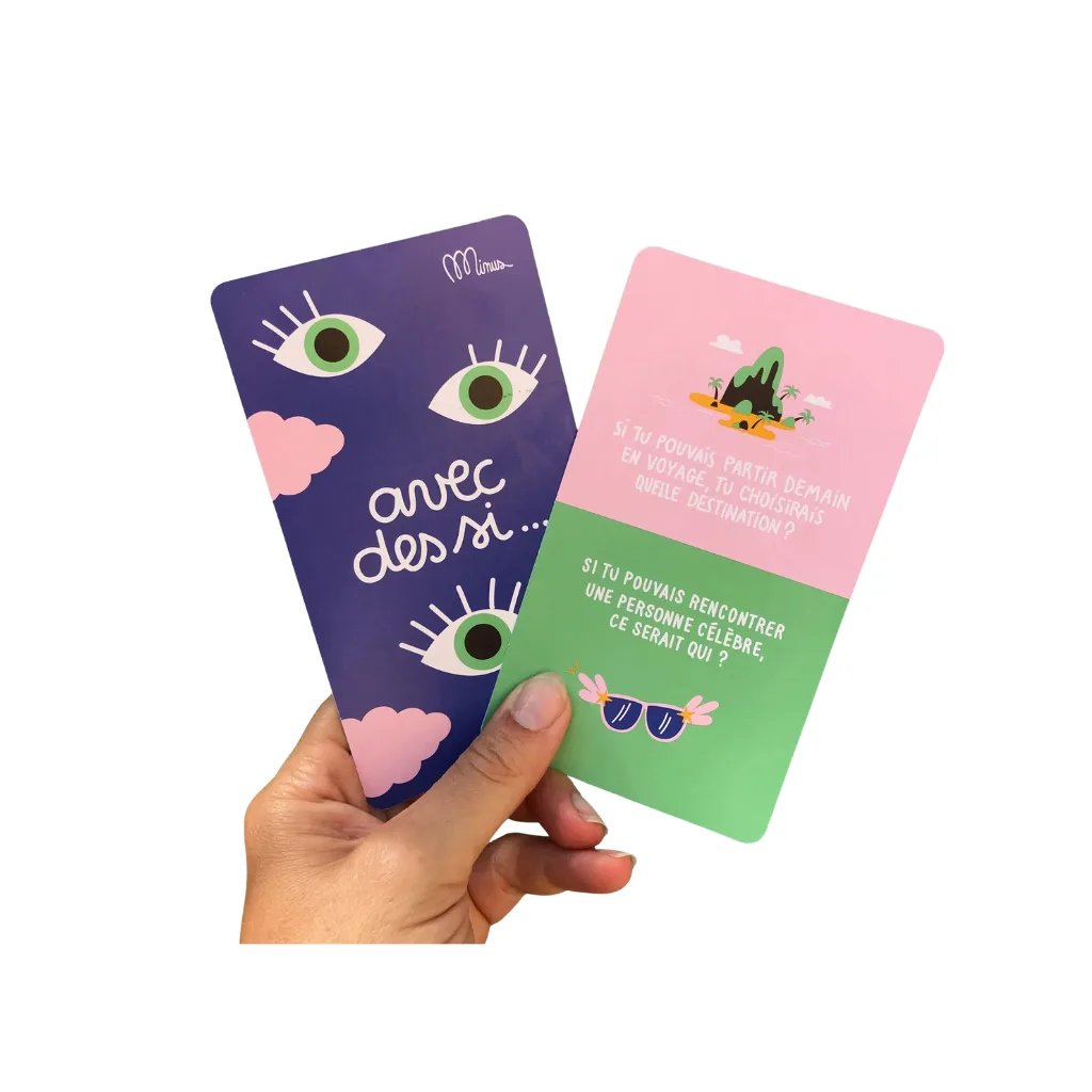 Main tenant des cartes "Avec des si…" sur un fond blanc