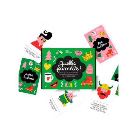 Boîte verte du jeu Quelle Famille ! et cartes animées éparpillées autour