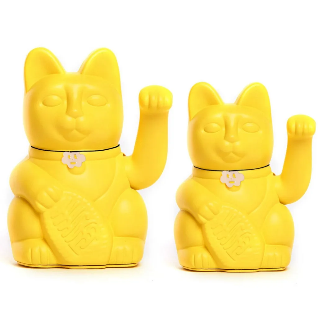 Lucky Cat jaune citron en tailles M et L côte à côte