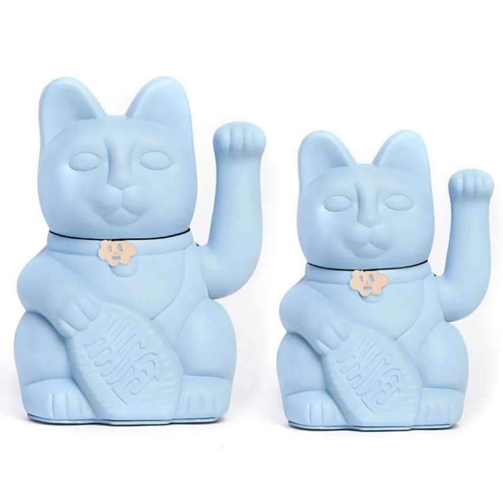 Lucky Cat Bleu Ciel en tailles M et L, côte à côte