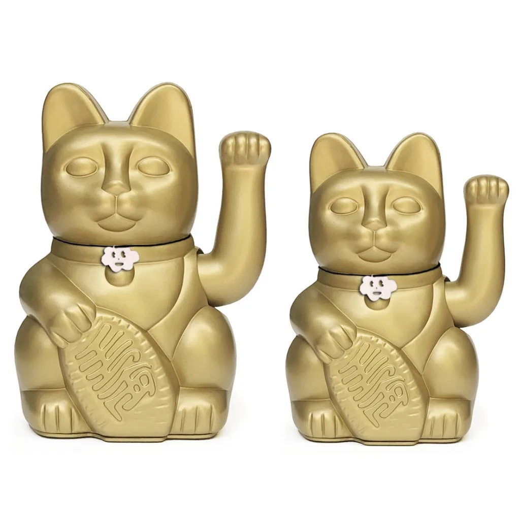 Lucky Cat doré en tailles M et L côte à côte