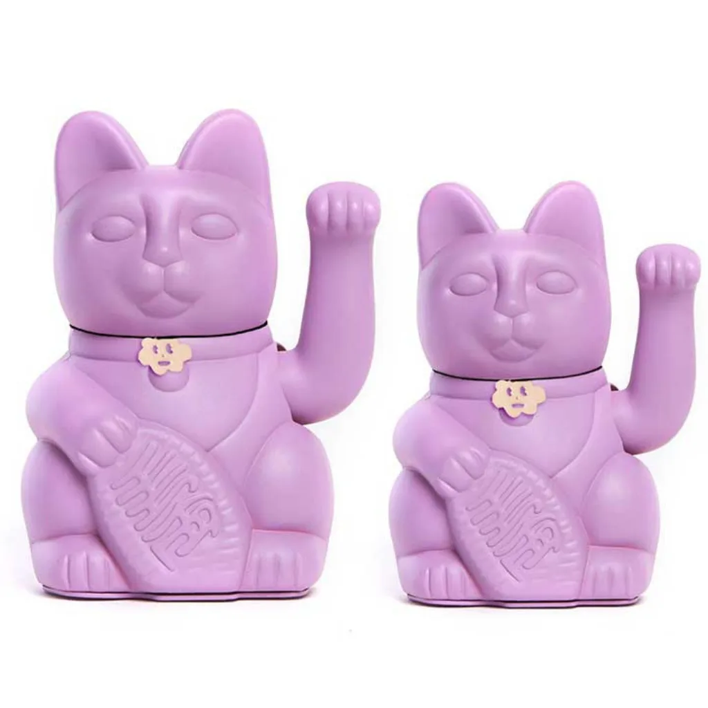 Lucky Cat mauve tailles M et L côte à côte, ambiance zen & intense