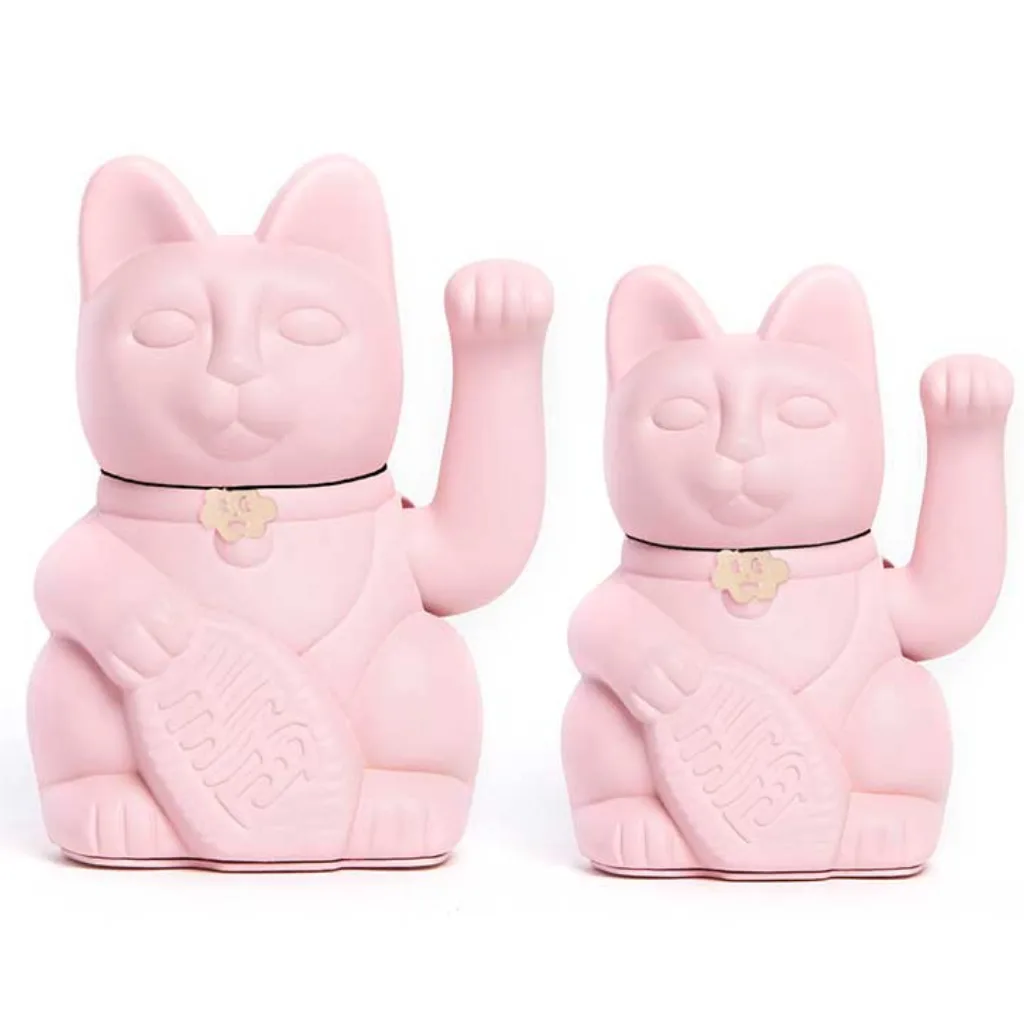 Comparatif des deux tailles du chat porte-bonheur rose