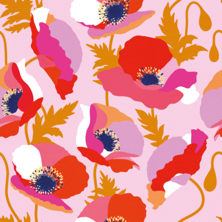 Serviettes en papier avec coquelicots rouges, roses, blancs et jaunes sur fond rose pastel