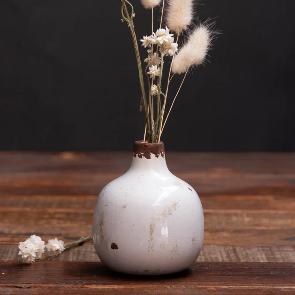Zoom sur la surface texturée du vase blanc en céramique artisanale