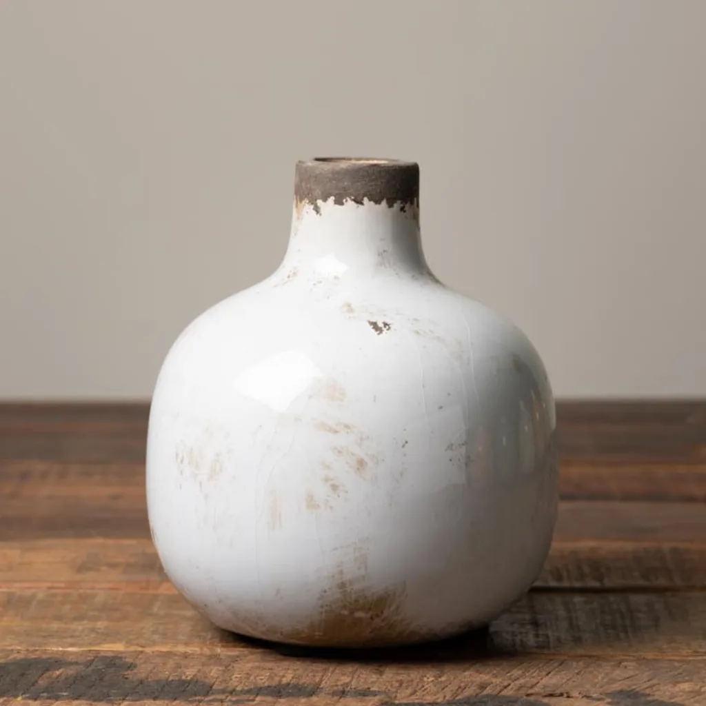 Zoom sur la texture artisanale du vase blanc CHEHOMA