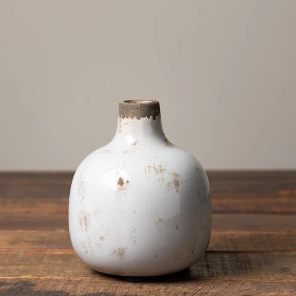 Détail de la céramique brute du vase CHEHOMA blanc