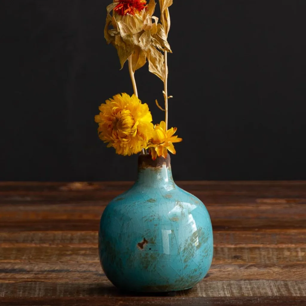 Zoom sur la céramique texturée et patinée du vase bleu cyan