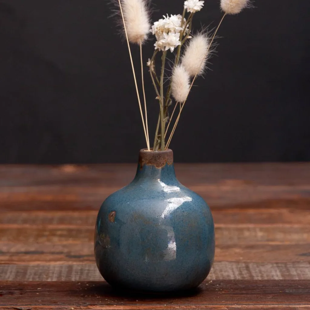 Détail de la texture brute du vase CHEHOMA bleu gris