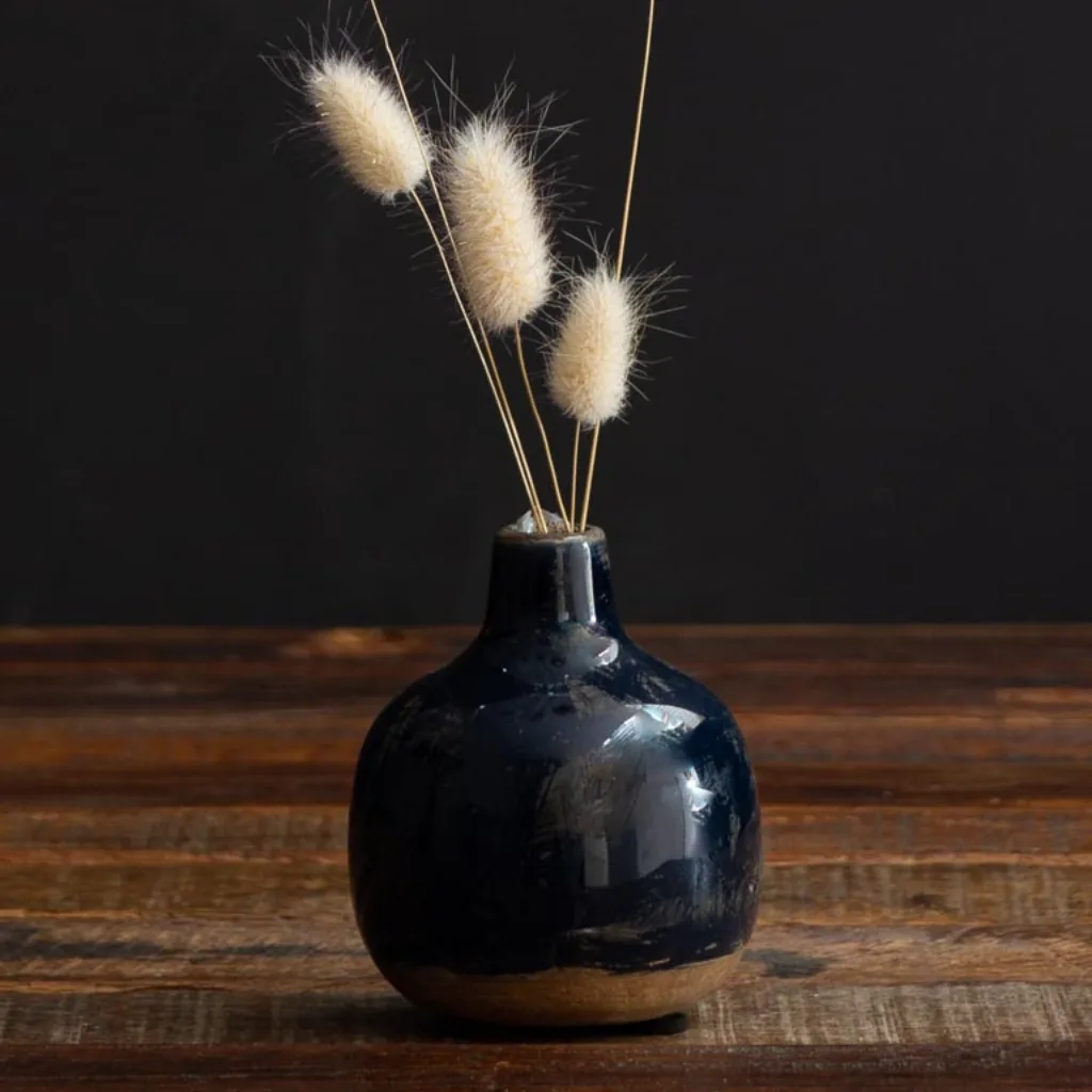 Gros plan de la texture artisanale du vase en céramique bleu marine CHEHOMA