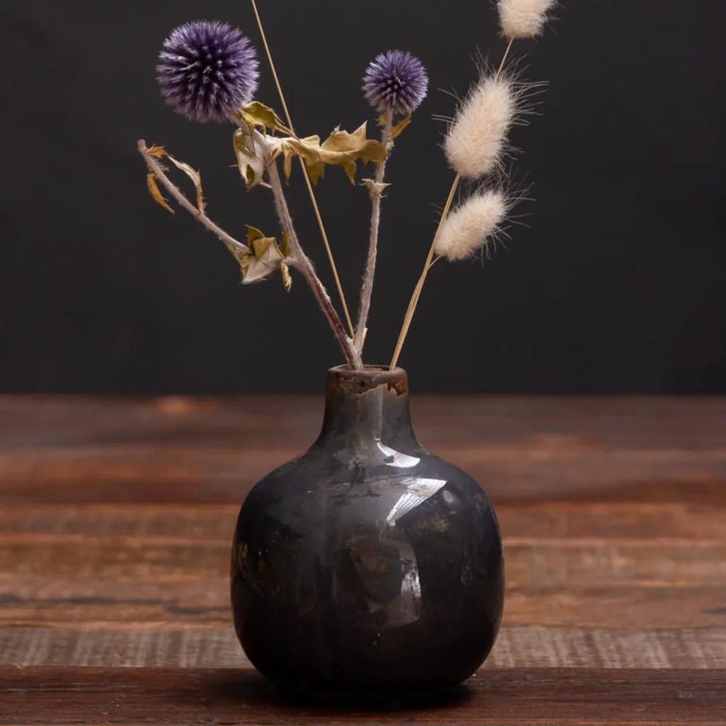Détail de la texture brute du vase céramique CHEHOMA gris noir