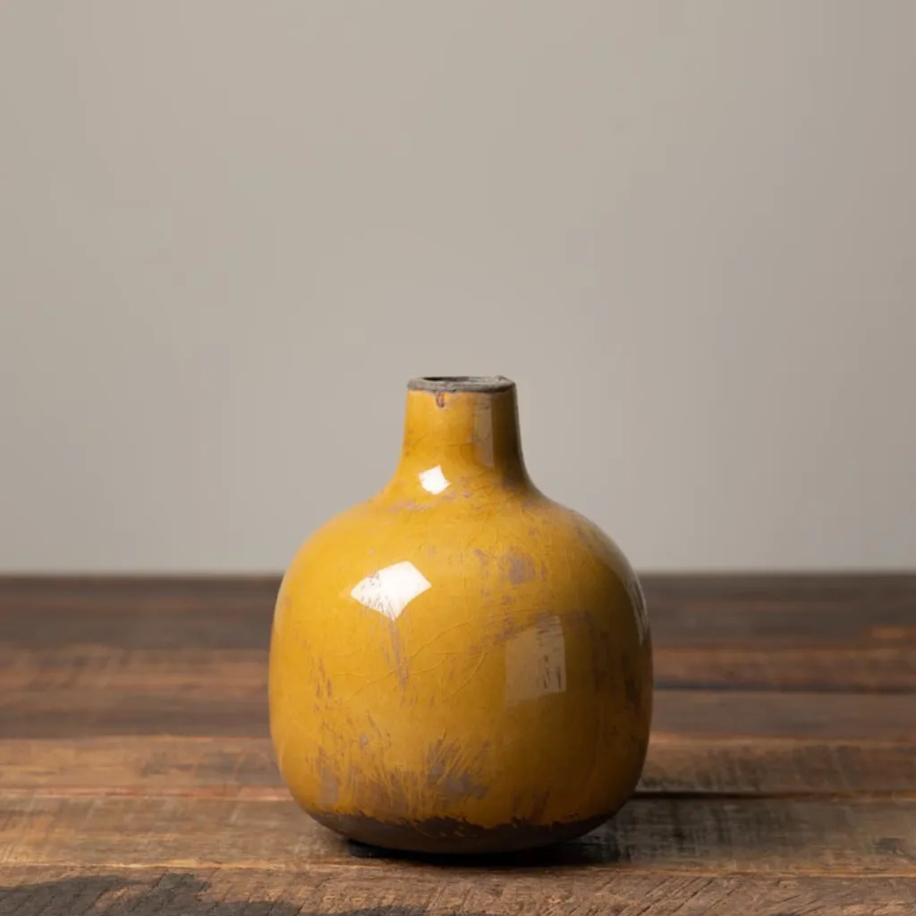 Détail de la céramique brute du vase moutarde CHEHOMA