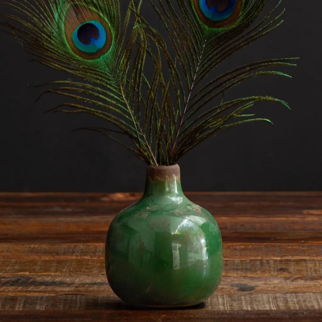 Détail sur la texture brute du vase en céramique vert olive