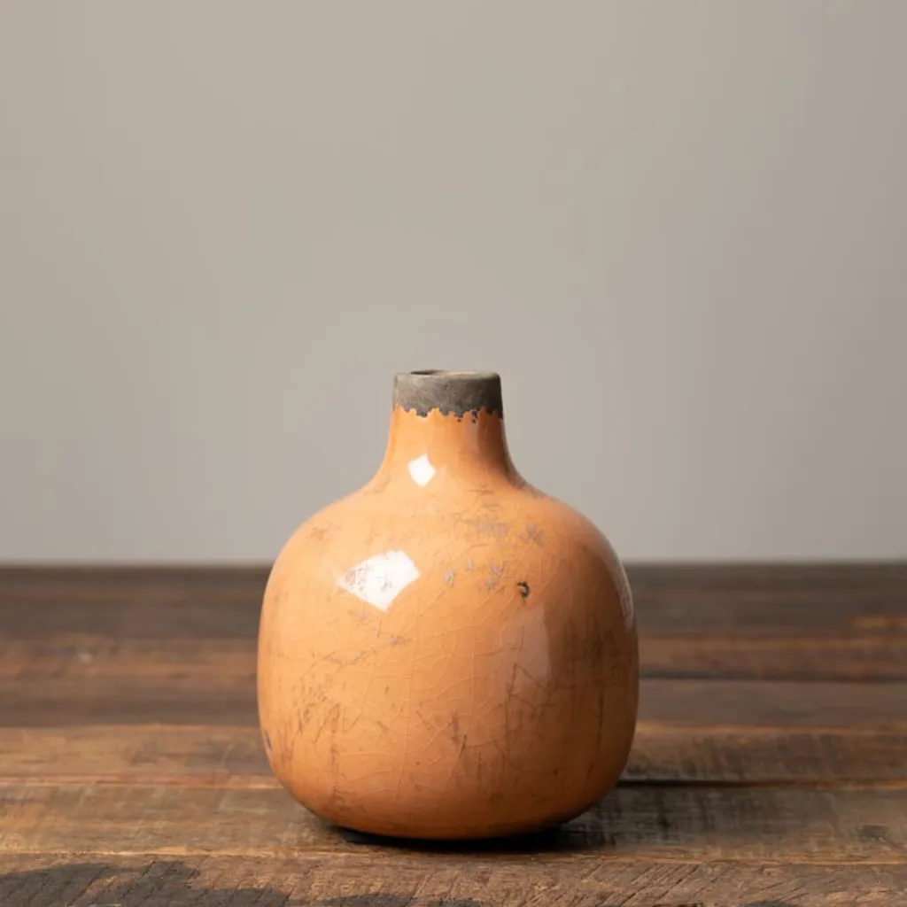 Zoom sur la finition brute du vase CHEHOMA orange