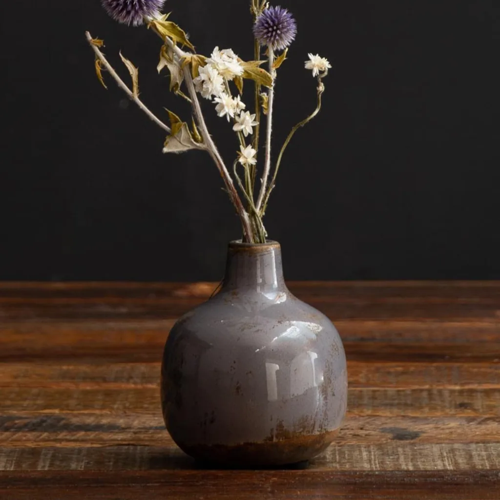 Détail de la texture brute du vase CHEHOMA en céramique parme