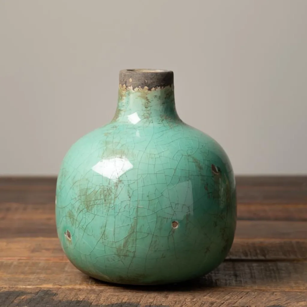 Zoom sur la texture brute du vase CHEHOMA vert d’eau