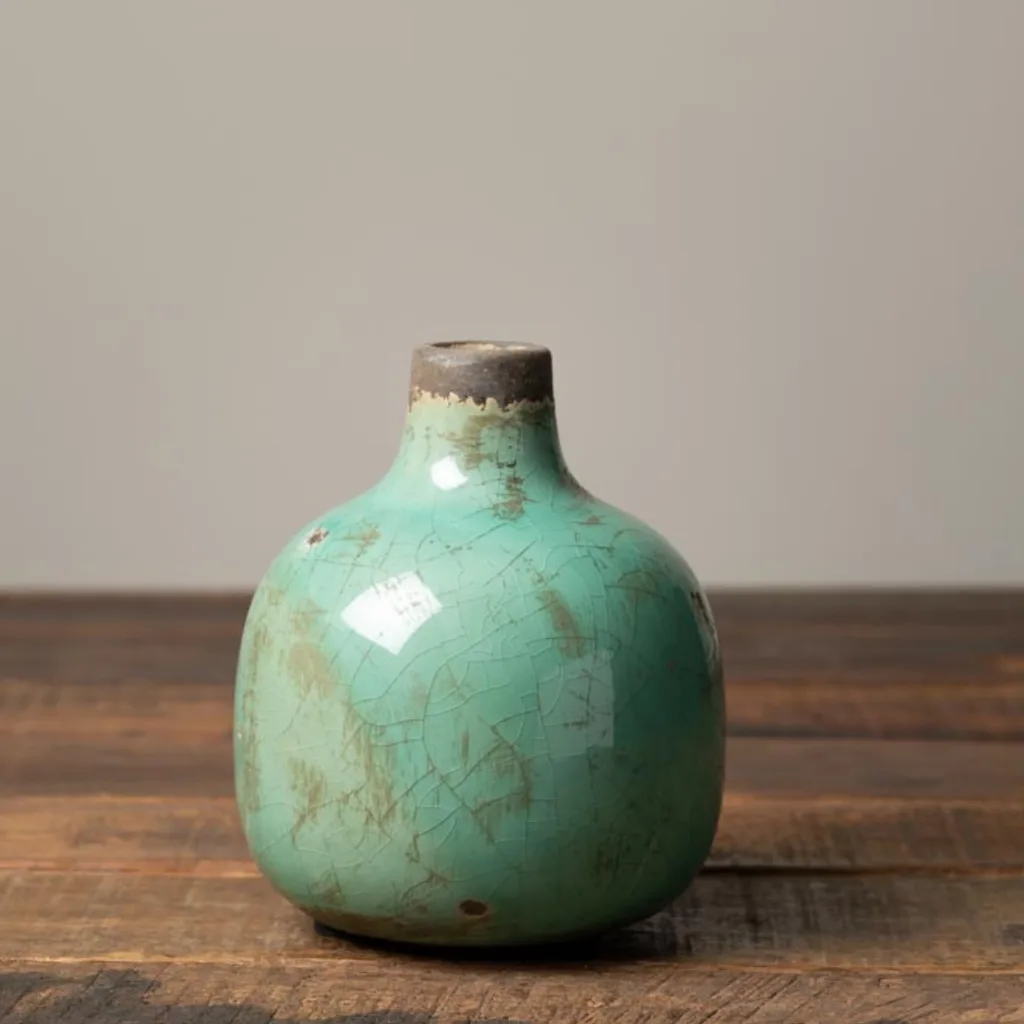 Détail de la céramique texturée du vase CHEHOMA vert d’eau