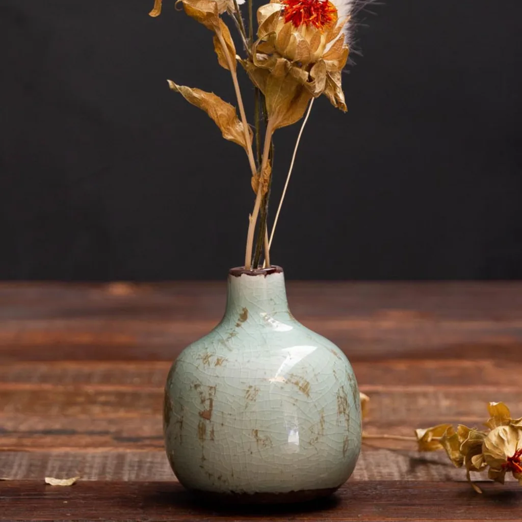 Gros plan sur la surface texturée du vase vert de gris en céramique