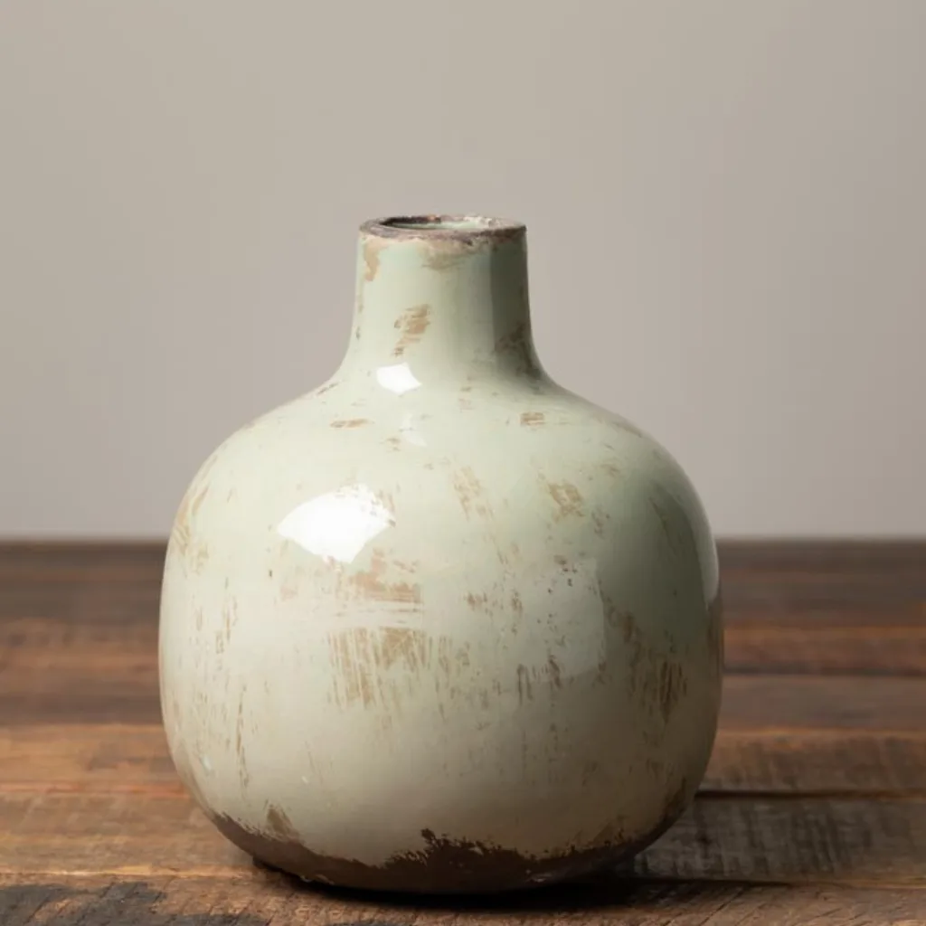 Zoom sur la surface artisanale du vase CHEHOMA vert de gris