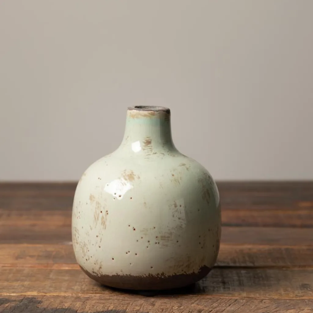 Zoom sur la texture brute du vase céramique CHEHOMA vert de gris