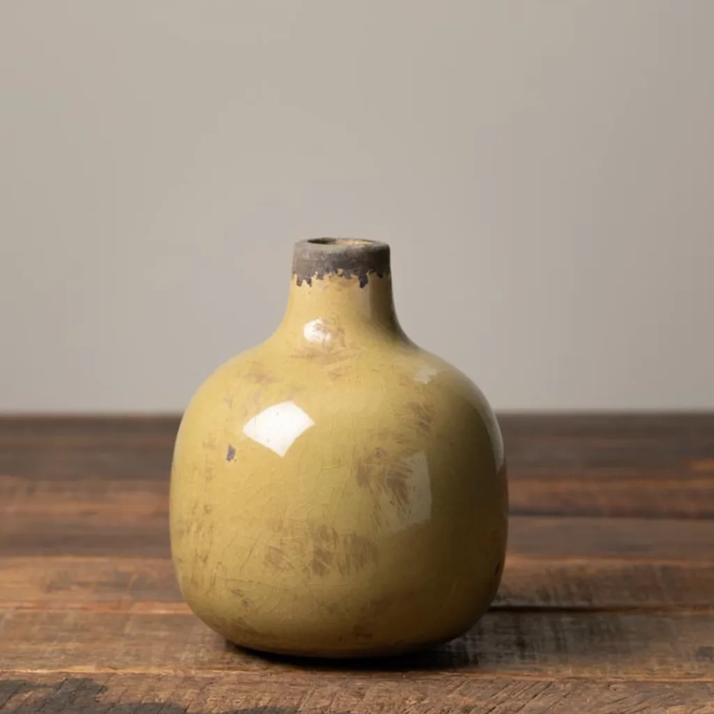 Gros plan sur la texture artisanale du vase CHEHOMA vert pâle