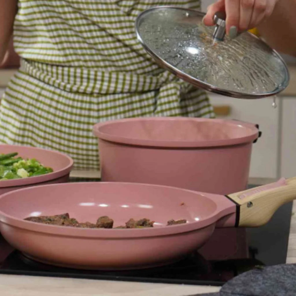Intérieur antiadhésif casserole rose Cookut 20 cm