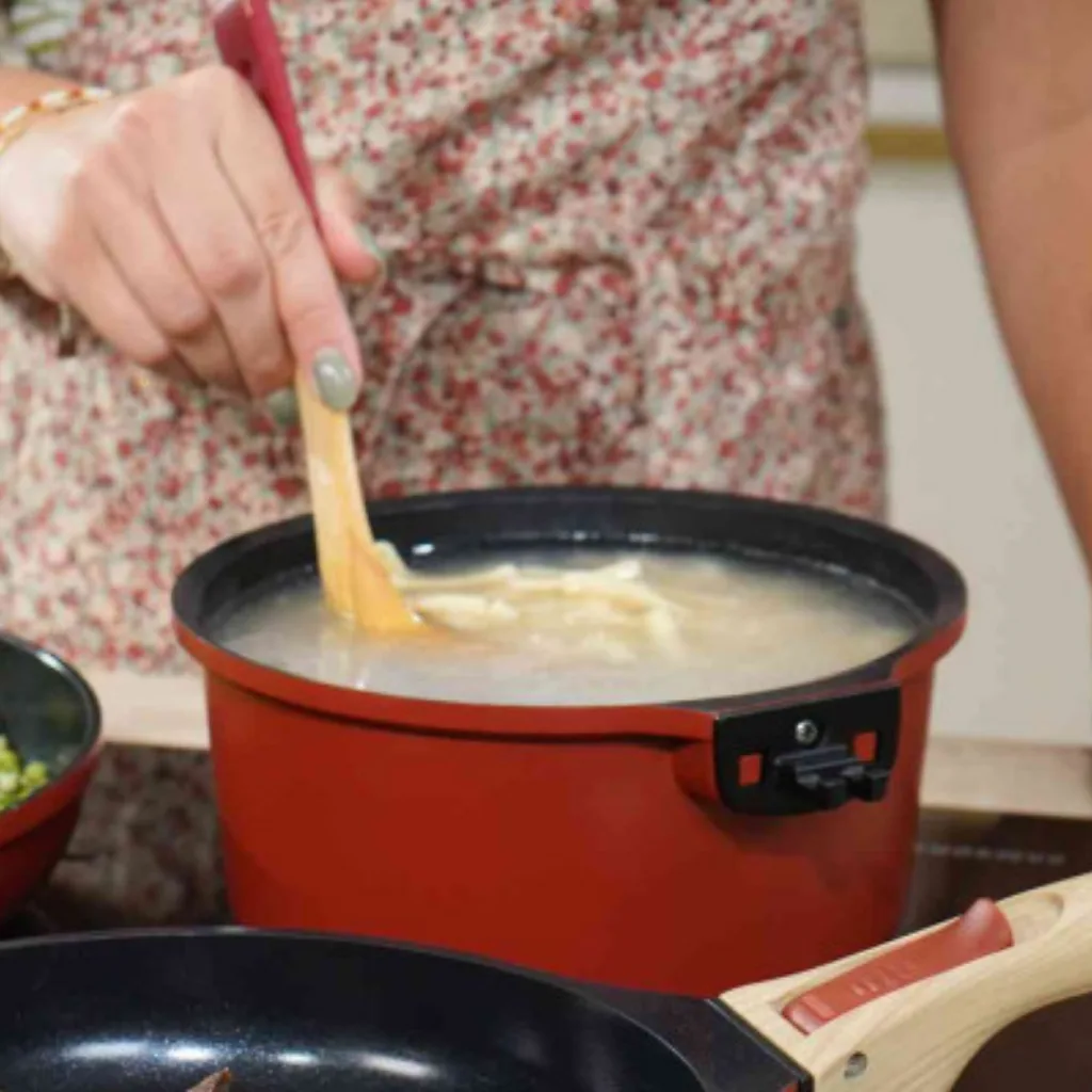 Intérieur antiadhésif casserole rouge Cookut sans PFAS
