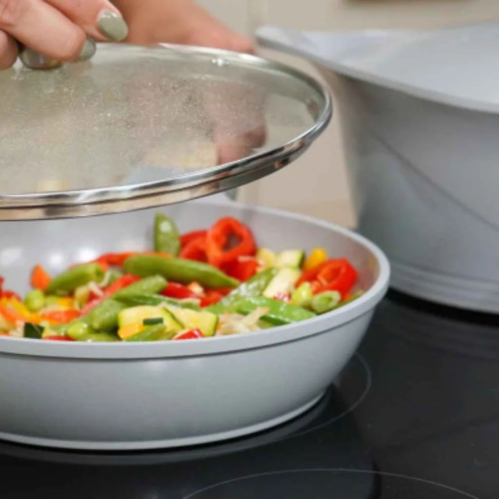 Zoom sur la poignée inox et trou vapeur du couvercle 24 cm compatible Cookut