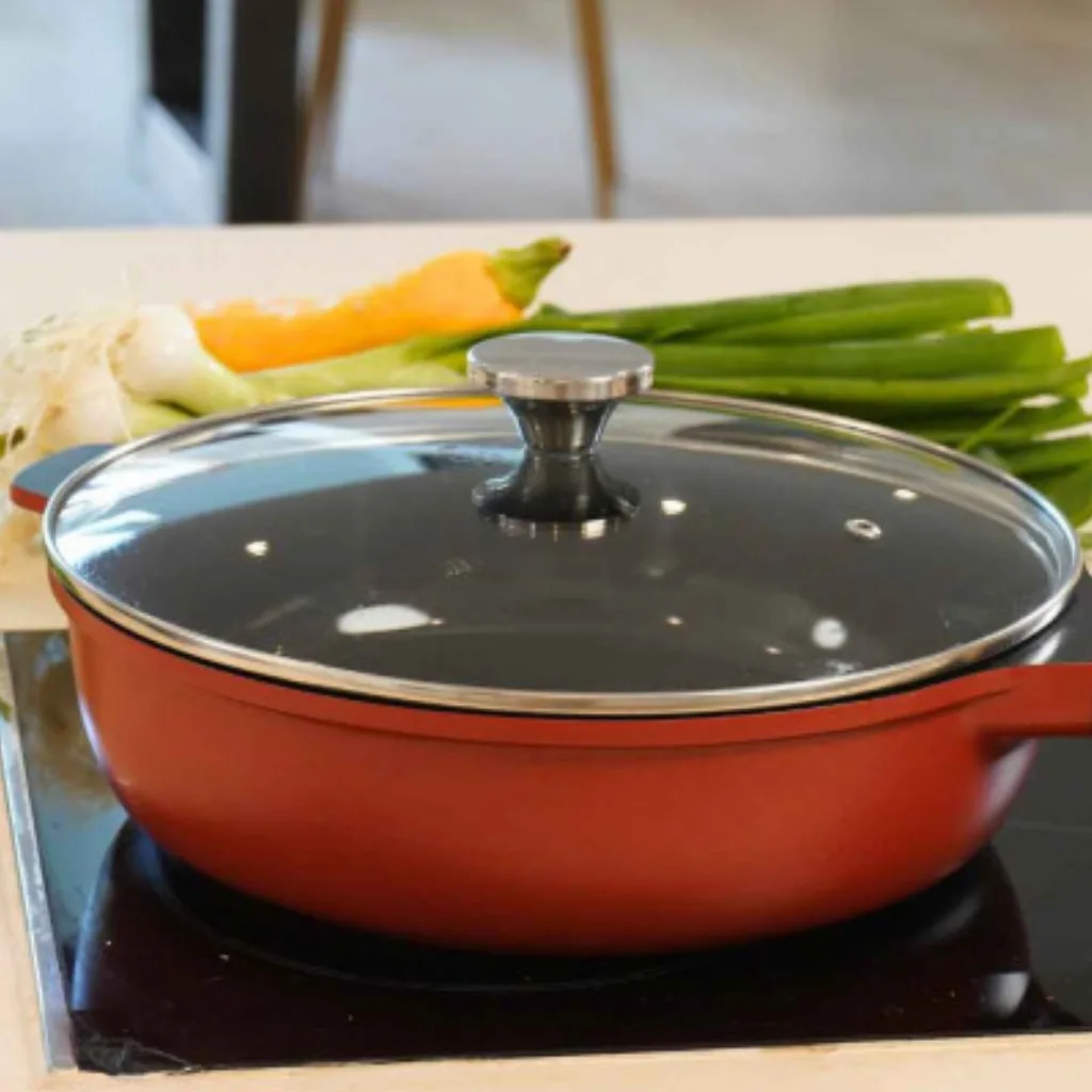 Zoom sur poignée inox et trou vapeur du couvercle 28 cm